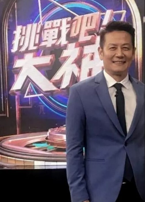 【国模私拍】修长丝袜美腿，颜值模特，宾馆大尺度拍摄女体艺术，射影师咸猪手，被迫足交 - 莉莉絲