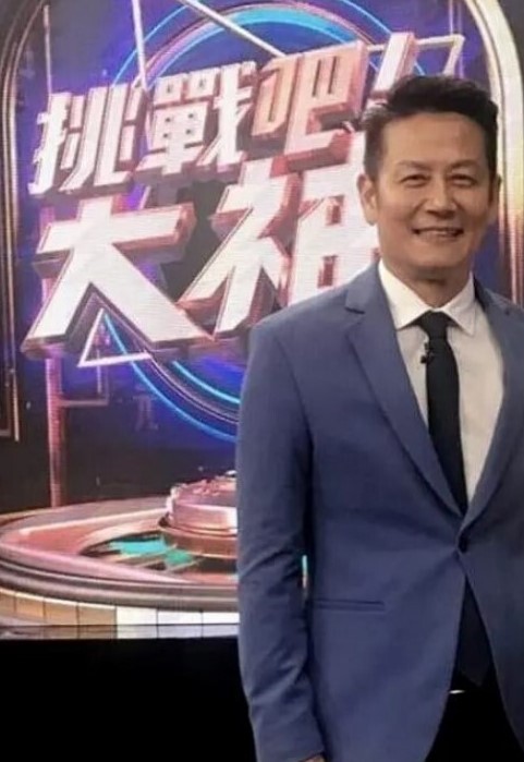 LonelyMeow圣诞献礼_性感黑丝诱惑粗大加鸡巴自慰后被老外真鸡巴爆操_按在桌子上疯狂输出 - 莉莉絲